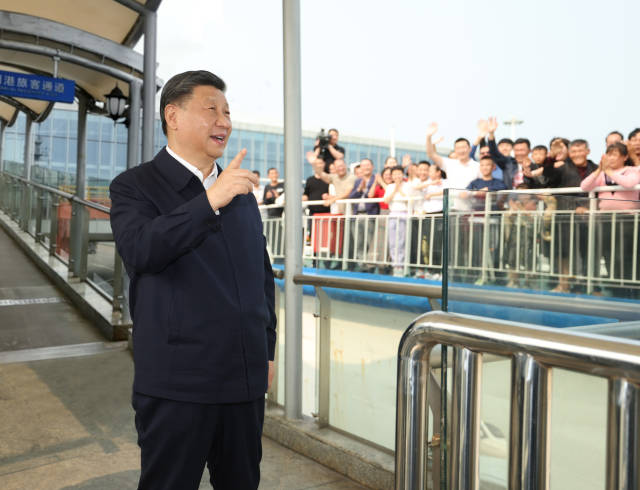 4月10日至13日,中共中央总书记、国家主席、中央军委主席习近平在广东考察。这是10日下午,习近平在湛江市徐闻县徐闻港泊位码头,同船上的旅客亲切交流。 新华社记者 鞠鹏 摄