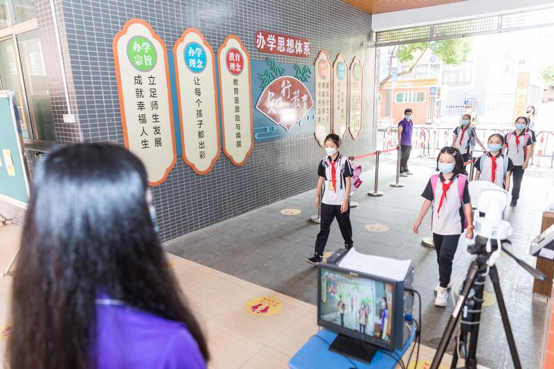 演练开始后,学生间隔一米有序走进校园。/佛山日报记者王伟楠摄