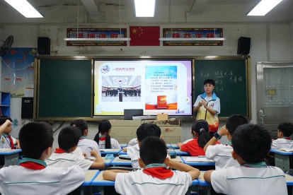 实践队员对学生进行普法课程的教学。.jpg