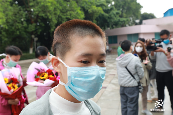 广东省中西医结合医院护士林帆剪去长发准备出征。珠江时报记者方智恒 摄
