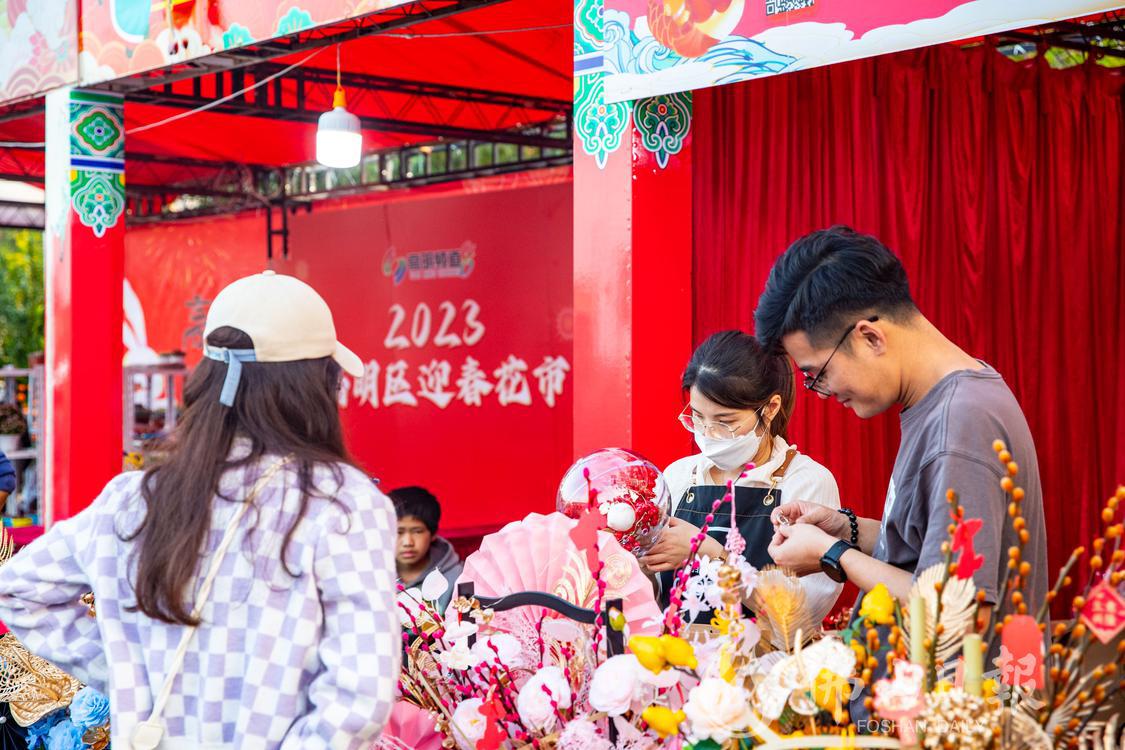 市民到高明迎春花市选购年花。佛山日报记者(4009722)-20230116205450.jpg