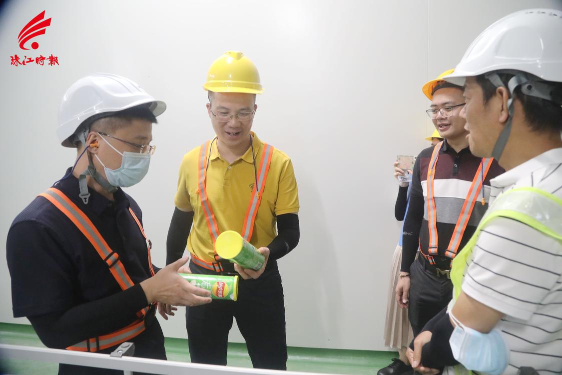 3、陆文勇（左二）现场协调相关部门做好企业跟踪服务。.JPG