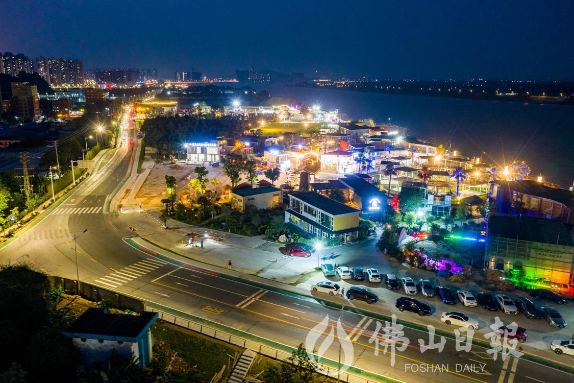 改造后的沿江路,道路宽阔,旁边是灯光璀璨(4761949)-20230417195740.jpg