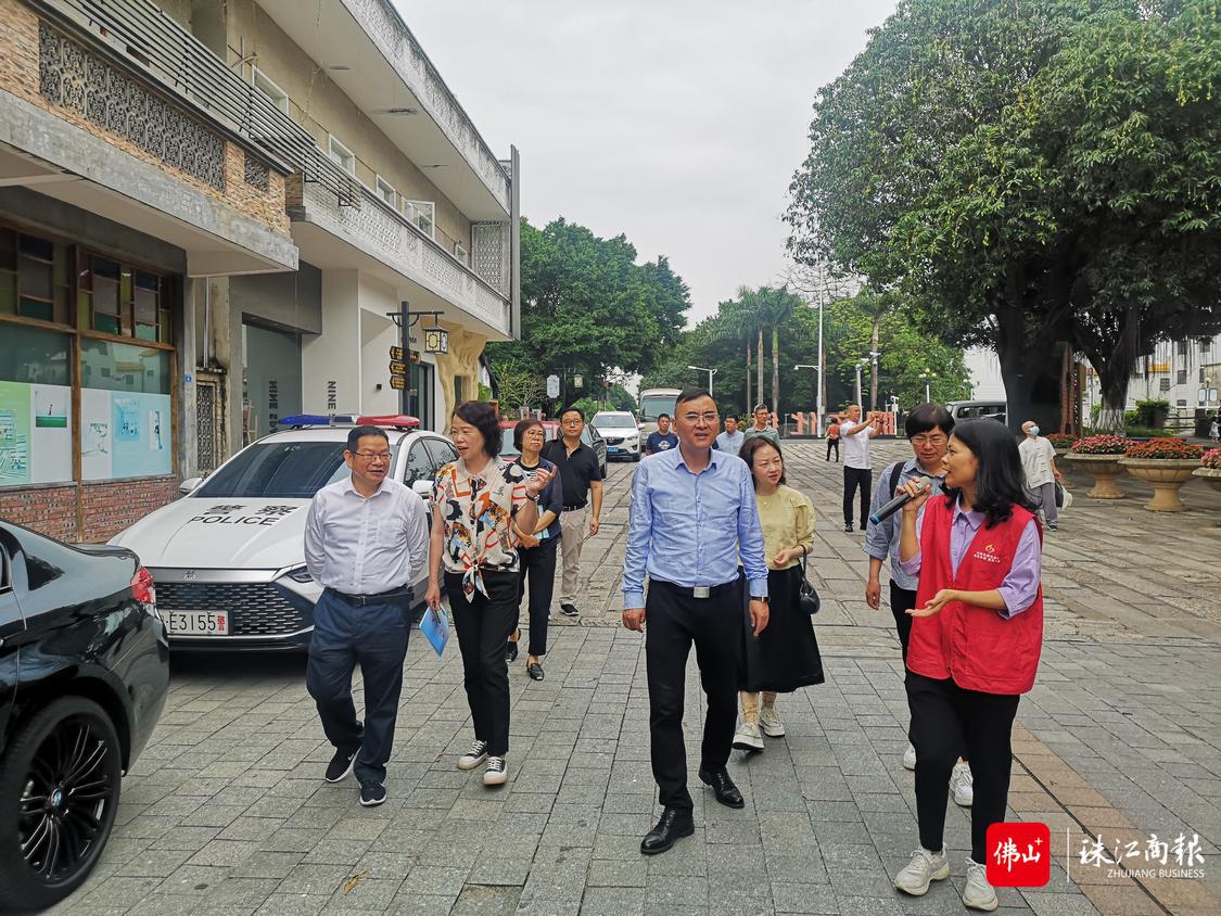 考察组一行在伦教街道678文化街进行考察.jpg