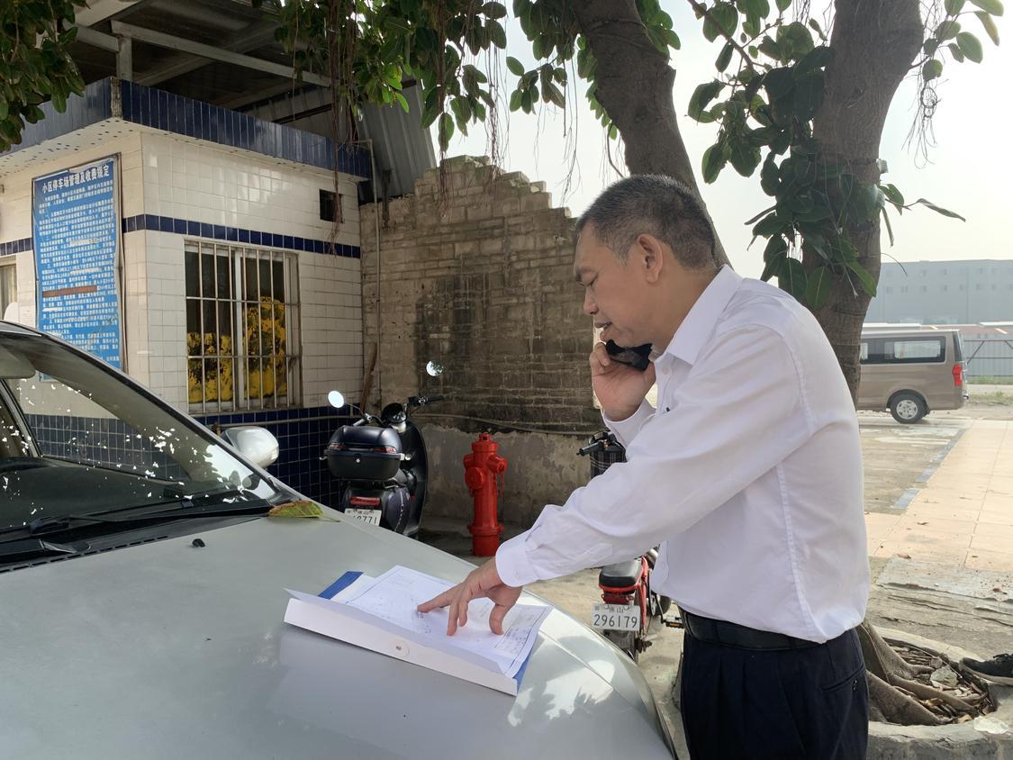 陈志伟在禅城区海口村讨论新建配电房的选址事项。企业供图.jpg