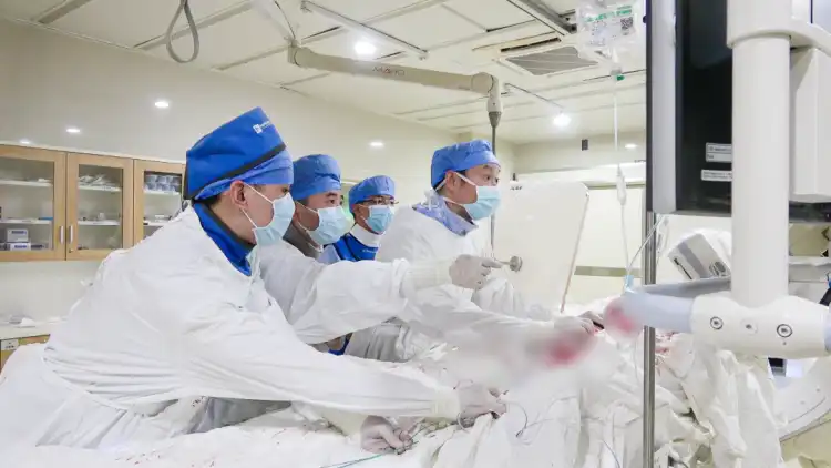 “劫后重生”的他，专程来到义诊现场，向顺德救心团队道谢