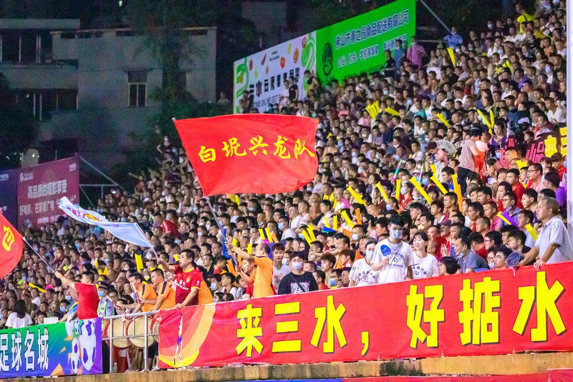三水“西甲”决赛当晚,云秀山体育场座无虚席。佛山日报记者王澍摄.jpg