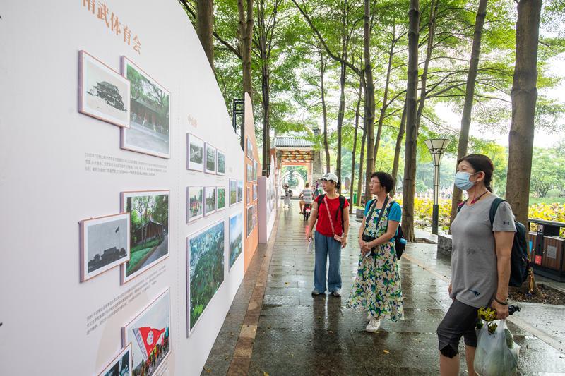 市民前来观看展板照片。佛山日报记者符诗贺摄