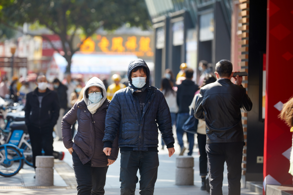 12月30日，寒潮来袭，市民纷纷穿上御寒衣物。/佛山日报记者吕润致摄