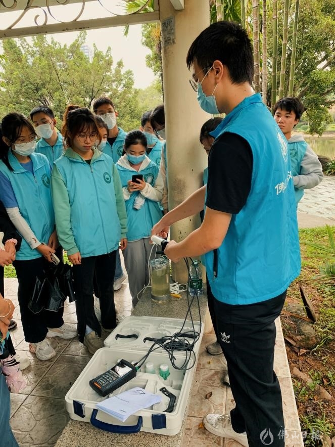 佛科院水义工成员在佛科院江湾校区展开三大湖水体调研工作,水义工正学习相关仪器使用知识。(受访单位供图).jpg