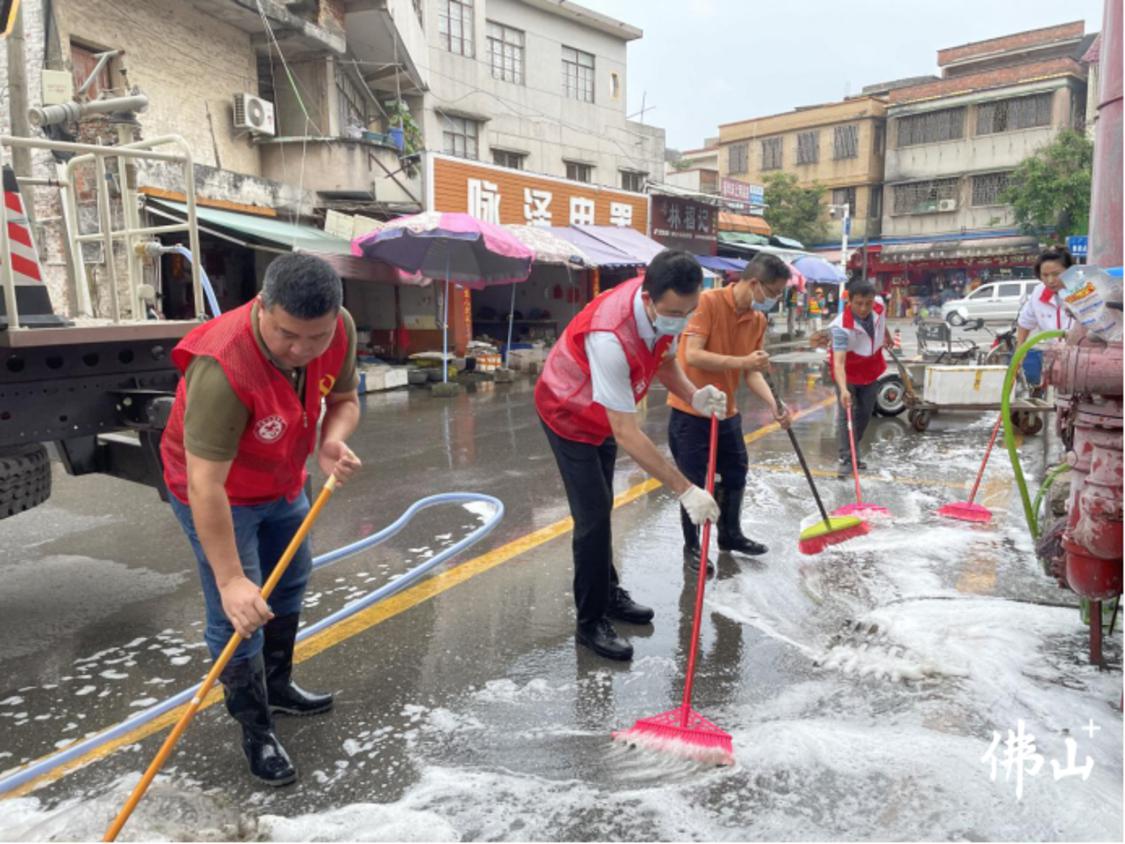 5月17日,大塘镇组织开展爱国卫生专项行动。图为专项行动参与人员正在进行卫生大扫除。.png