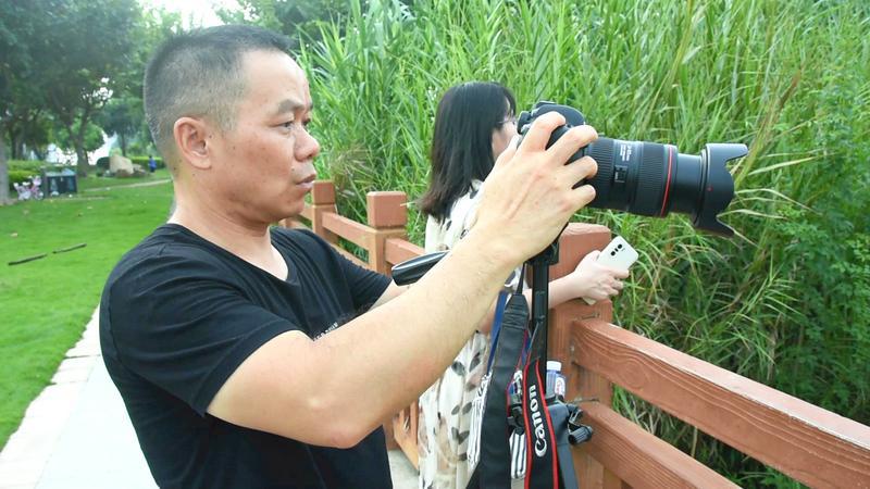 学员们正在实践拍摄中。图/实习生 黄余雄 佛山日报记者周春摄