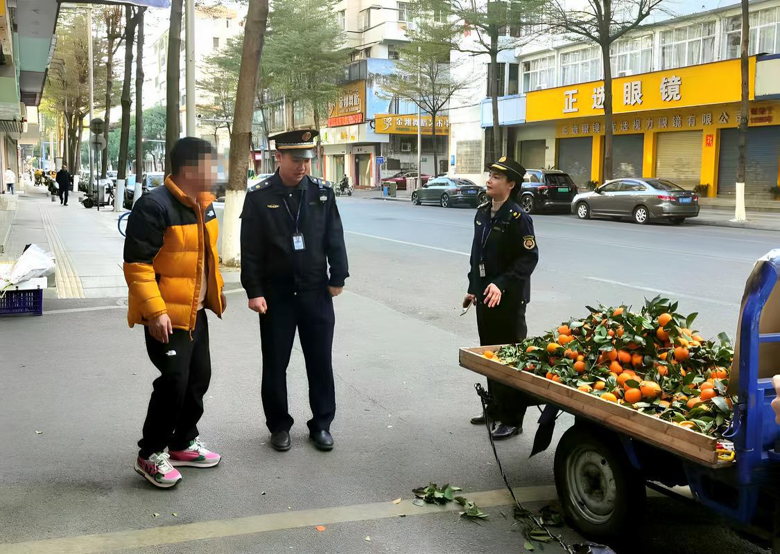 执法人员正在劝导商家注意门面商品摆放.jpg