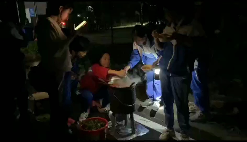 佛山一中全体高二年级学生开展了“学会生存,挑战自我”校内室外生存体验活动,该活动已持续举办了7年。视频/学校提供,佛山日报记者邹婷婷制作