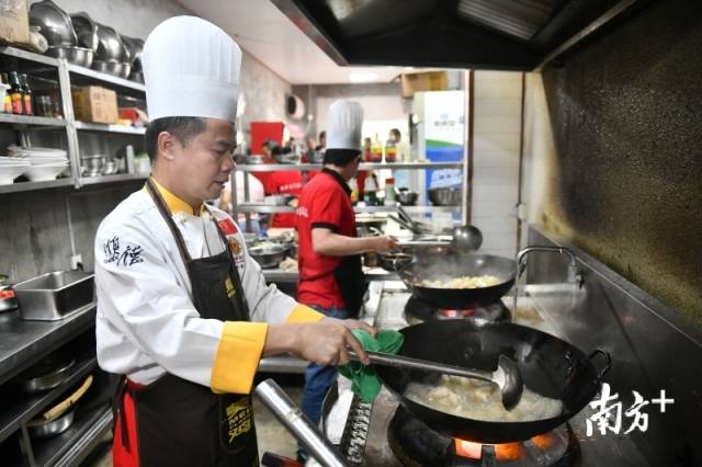 孔庆聪在海来普铁位于美姑的思源生态农庄作示范。南方日报记者 戴嘉信 摄 孔庆聪在海来普铁位于美姑的思源生态农庄作示范。南方日报记者 戴嘉信 摄