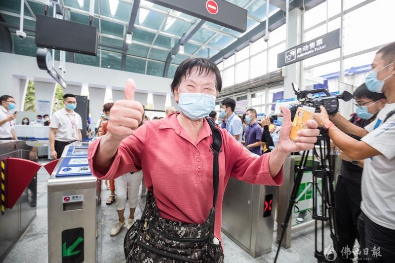 12点刚过,南海有轨电车一号线康怡公园站,一位阿婆开心走进站点。/佛山日报记者王伟楠 实习生黄余雄摄