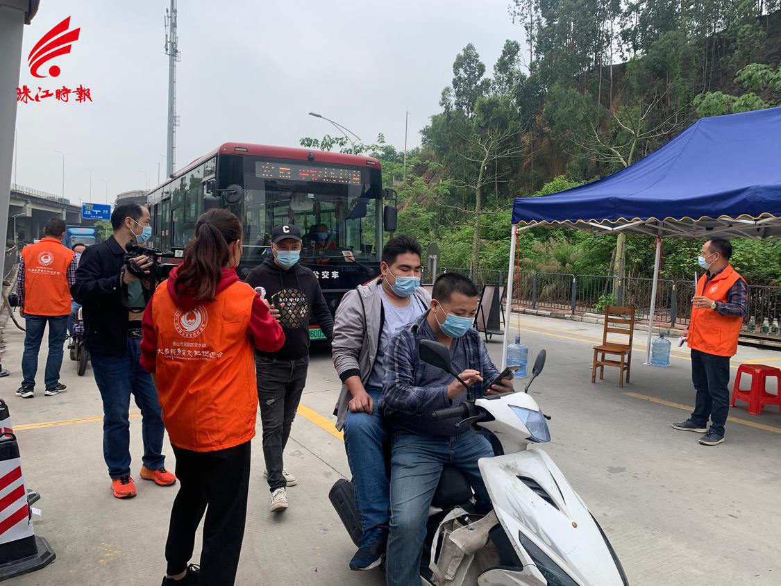 大步新乡贤文化促进会会长易炯良带领企业员工共同参与社区闭环管理,为社区抗疫出一份力.jpg