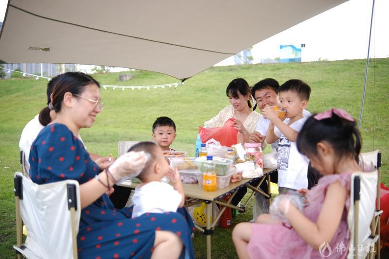 市民享受欢乐时光。