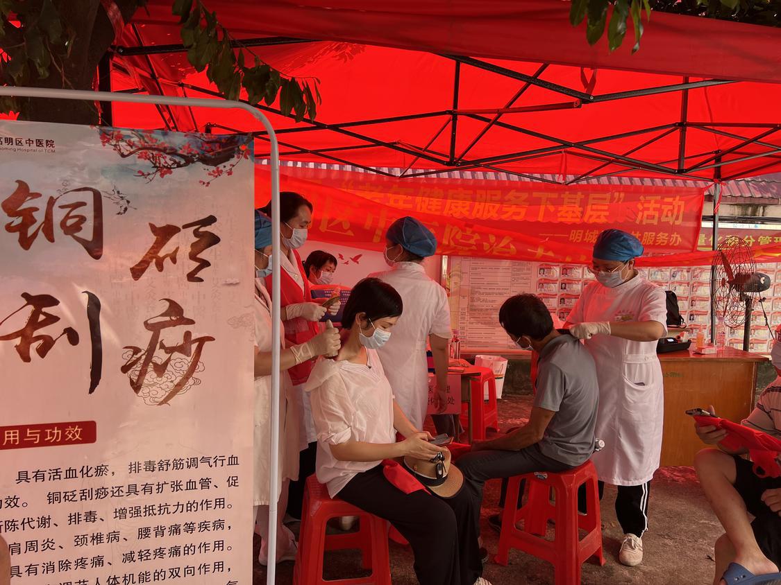 村民正在现场体验中医护理适宜技术。区中医院供图.JPG
