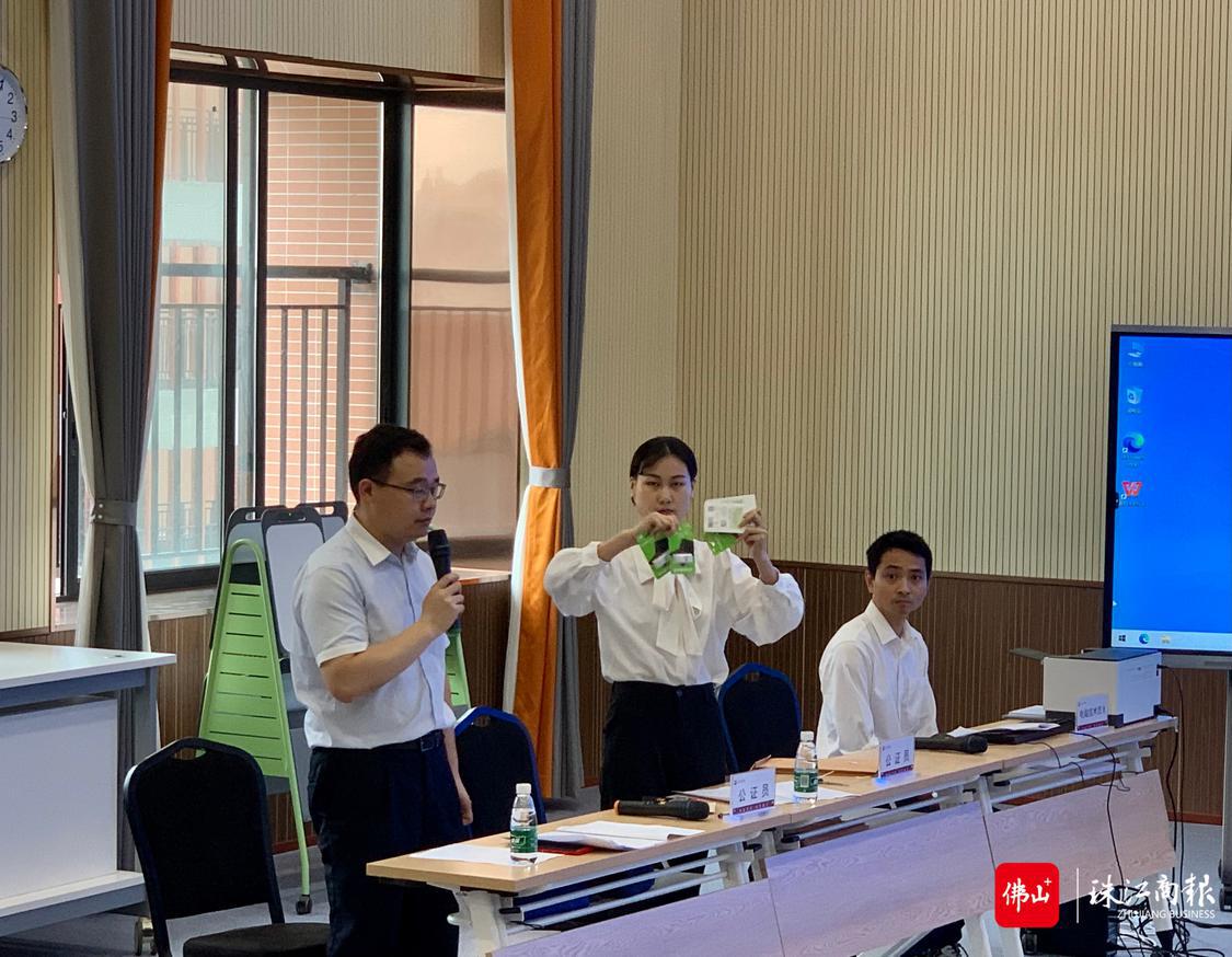 顺德区公证处公证员现场启封电脑摇号程序及报名数据。.jpg