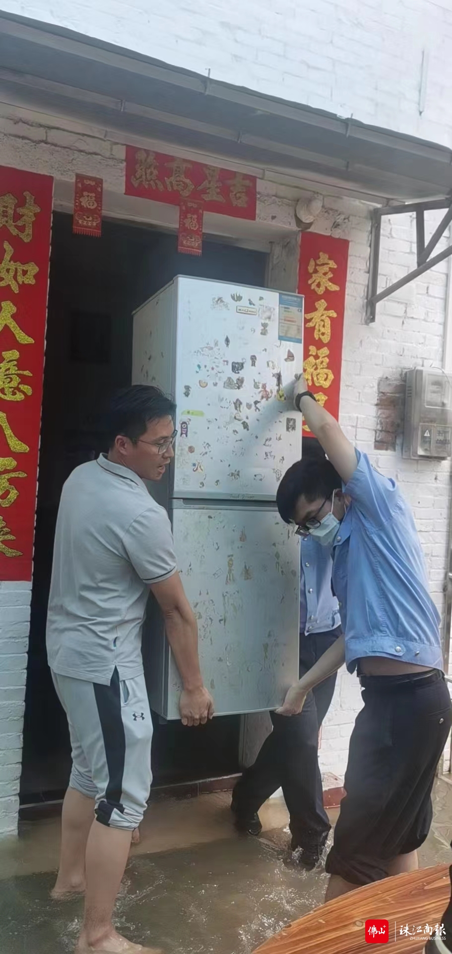 区人大代表周健朋协助受灾群众转移1.jpg