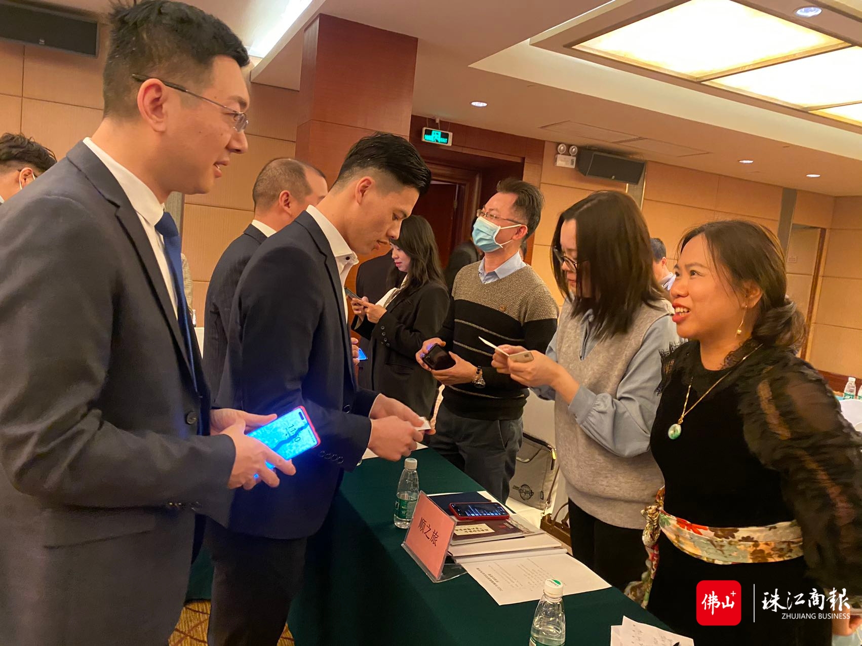 顺德旅游协会长单位、广东顺之旅副总经理梁少明（右一）与同行交流，如何群策群合力开展顺德游.JPG