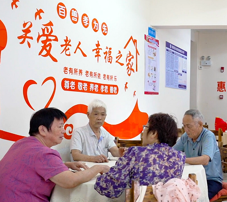 长者饭堂(助餐点)解决了长者就餐难题,让老人从“舌尖”暖到“心尖”。惠州日报记者哈鹏 摄 长者饭堂(助餐点)解决了长者就餐难题,让老人从“舌尖”暖到“心尖”。惠州日报记者哈鹏 摄