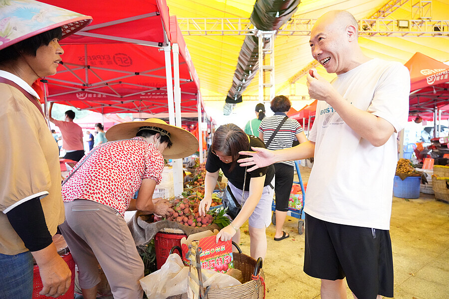 市民游客到RCEP广东惠州(镇隆)荔枝交易中心选购荔枝。 市民游客到RCEP广东惠州(镇隆)荔枝交易中心选购荔枝。