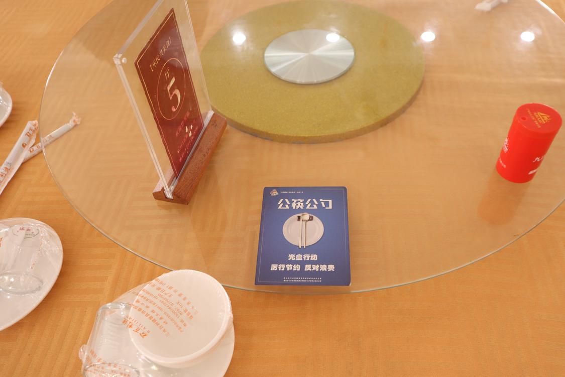 在江根村的农家乐餐馆内张贴着文明餐桌提示语。佛山日报记者邵巧玲摄.JPG