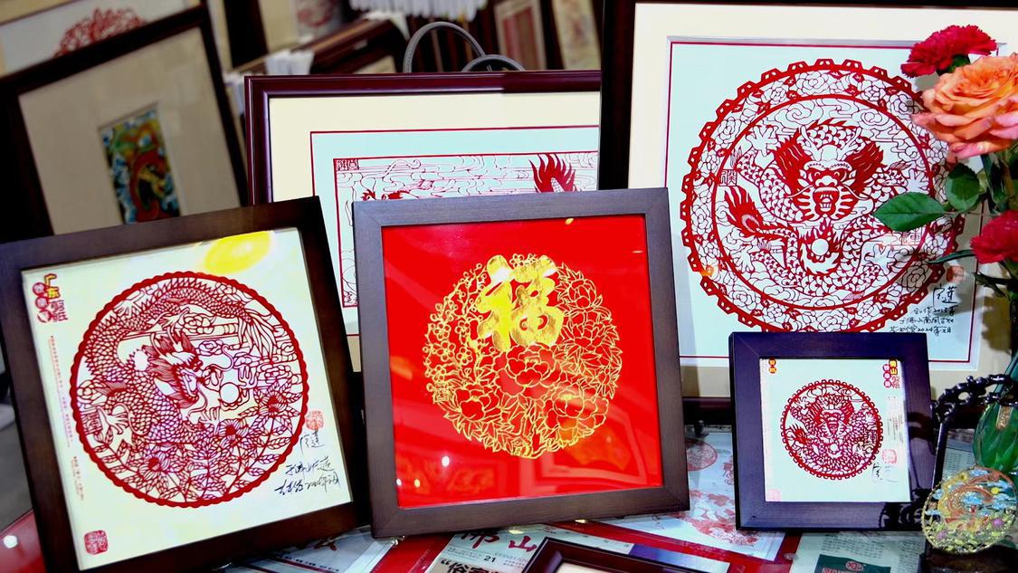饶宝莲老师的剪纸作品(部分).jpg