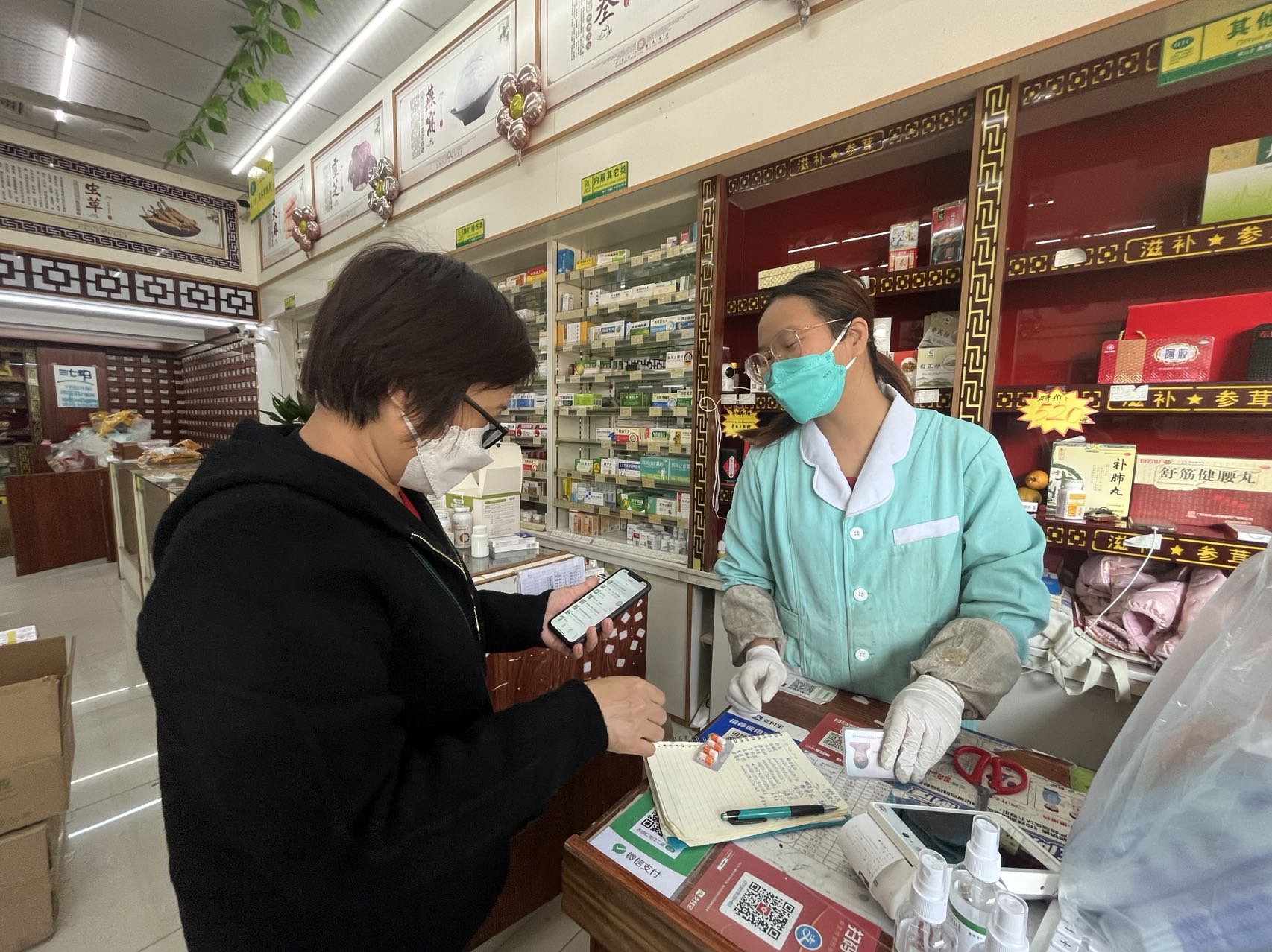 今天（12月21日）下午，市民正在大恒仁药店沧江二路店领取布洛芬缓释胶囊。佛山日报记者陈嘉懿摄.jpg