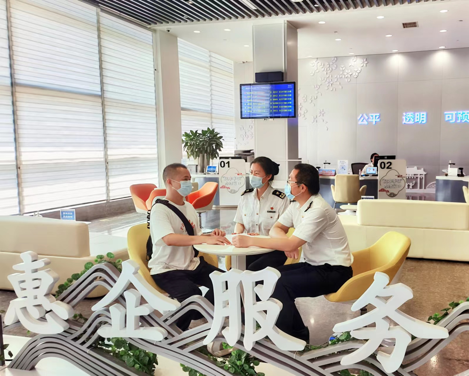 禅城办关员向办事企业人员宣讲RCEP政策(拍摄:杜丽).jpg