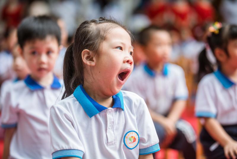 9月1日,开学首日,南海区机关第二幼儿园,参加开学典礼的孩子们表情各异。/佛山日报记者王伟楠摄
