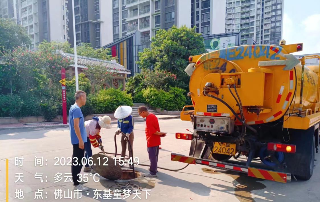 工作人员正在疏通污水管道。受访者供图.png