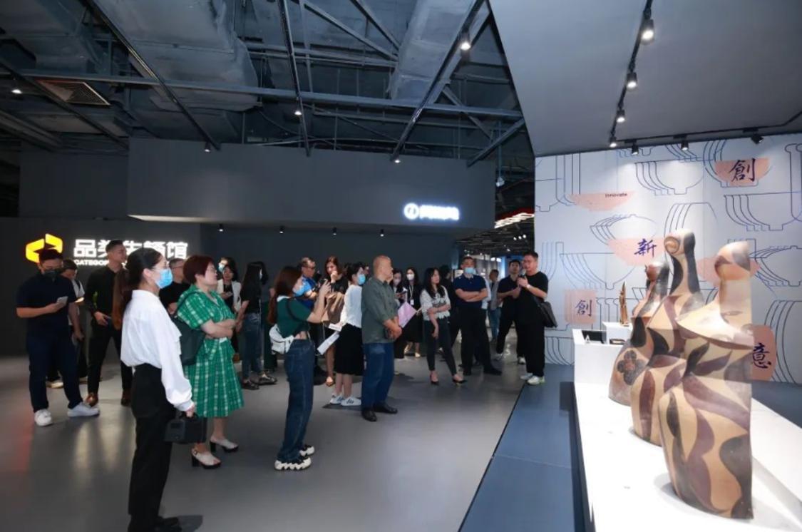 活动现场嘉宾参观品类先锋建陶展。.png