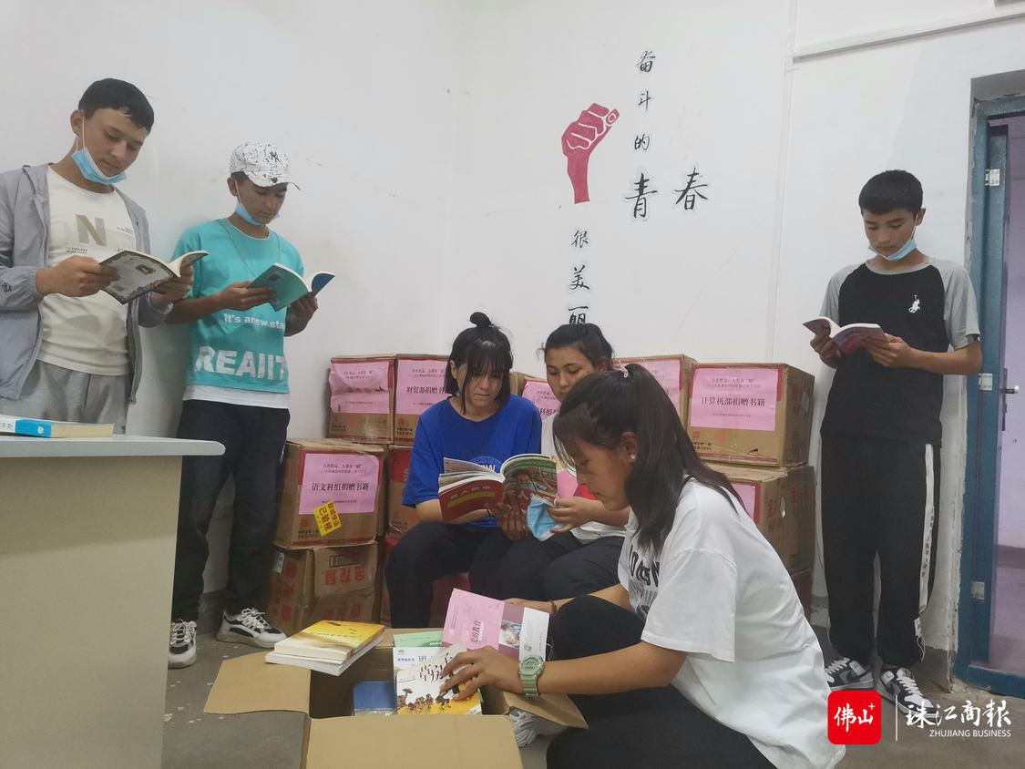 伽师职校学生们正在阅读.jpg 伽师职校学生们正在阅读.jpg
