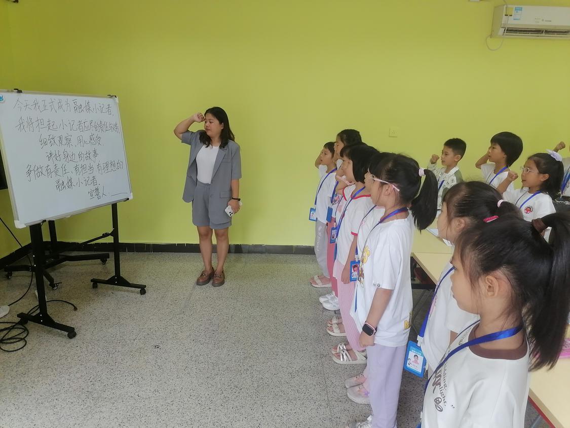 老师在带领小记者们进行领誓.jpg