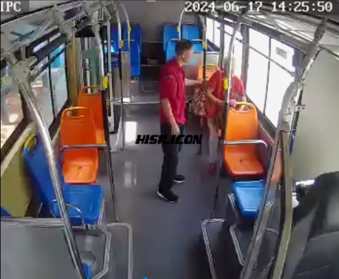 8、20240617，G6线，谢如焕，帮扶拄着拐杖的白发老奶奶上车.JPG