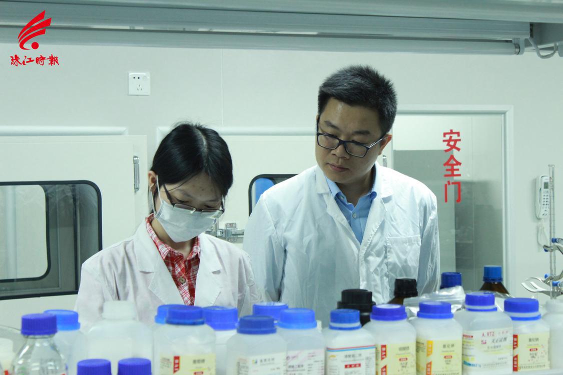 中科安齿董事长陈贤帅与同事在实验室研发新项目。企业供图.jpg
