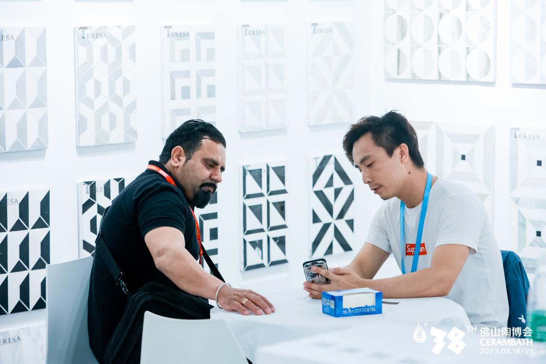参展企业与海外客商洽谈。主办方供图.jpg