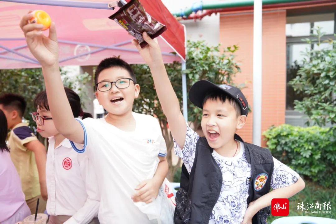 养正学子使出浑身解数招揽顾客_副本.jpg