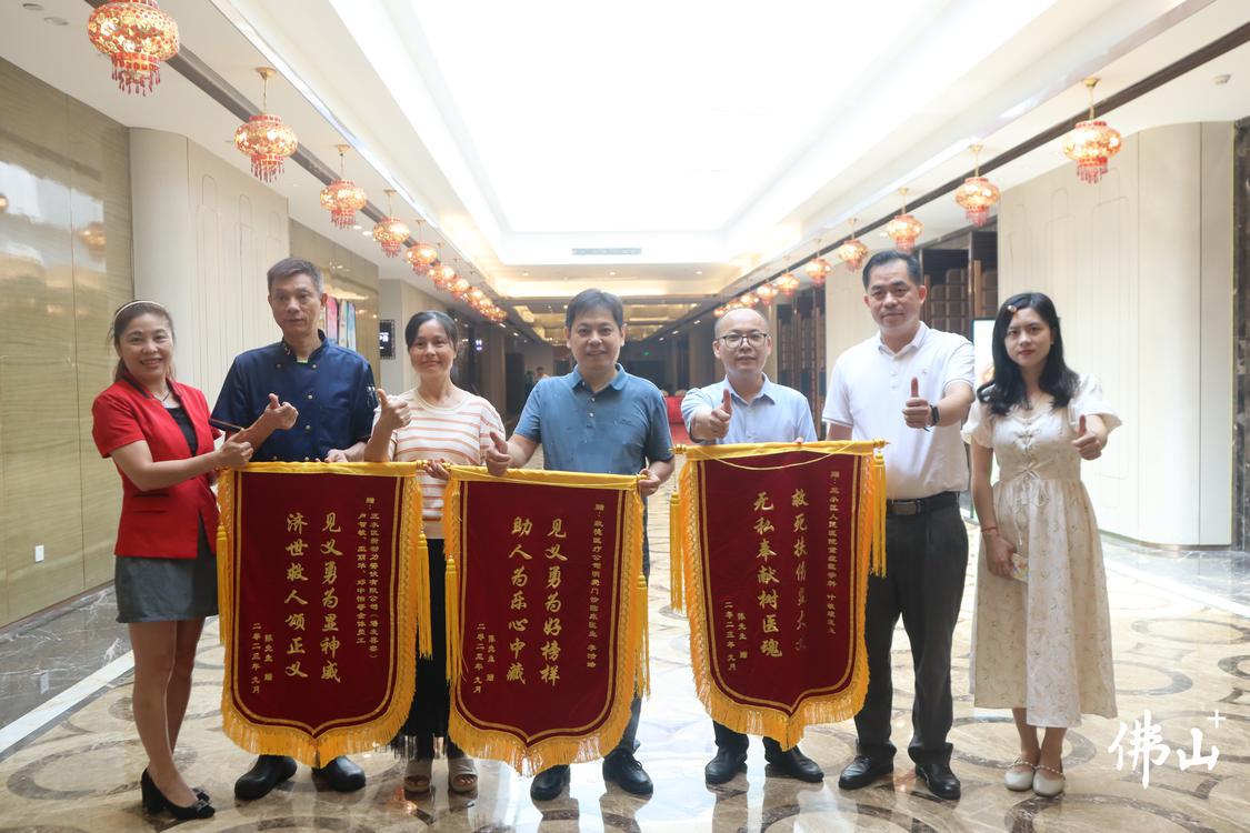 陈先生和家人为参与急救的热心市民赠送3面锦旗。.JPG