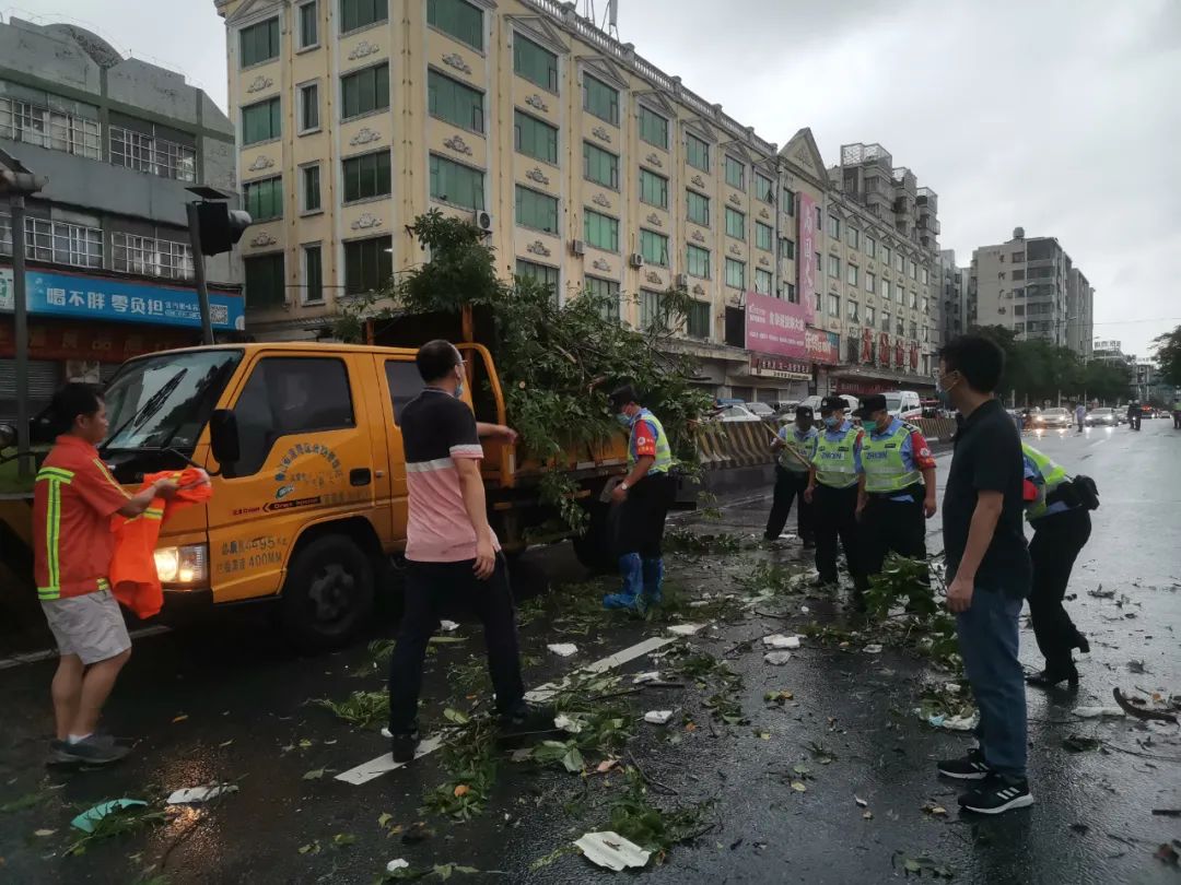 大沥镇立即进入应急状态,各部门在雅瑶及周边社区等受灾现场协调处理善后工作。.jpg