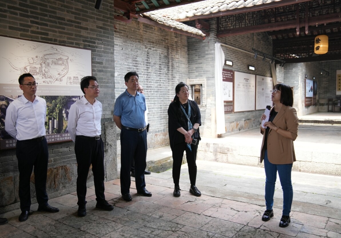 工作人员向调研团介绍徐田村的建设情况。 工作人员向调研团介绍徐田村的建设情况。