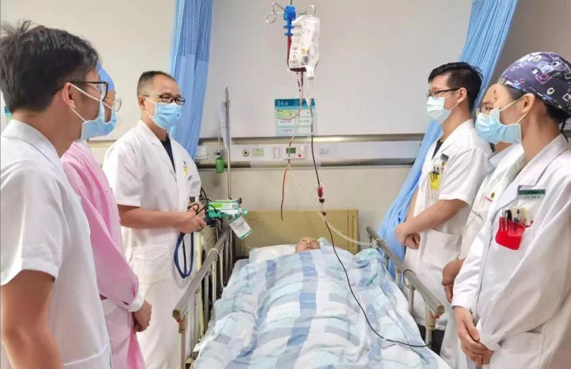 广东省中西医结合医院消化内科主任姚民武（左二）带领团队在查房。(1)(1).png