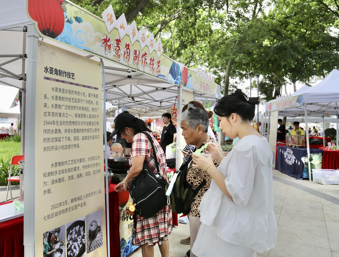 市民品尝南海水菱角.jpg