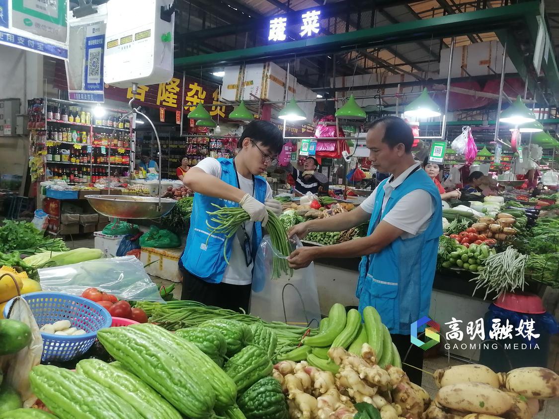 抽检人员现场对蔬菜进行取样。.jpg