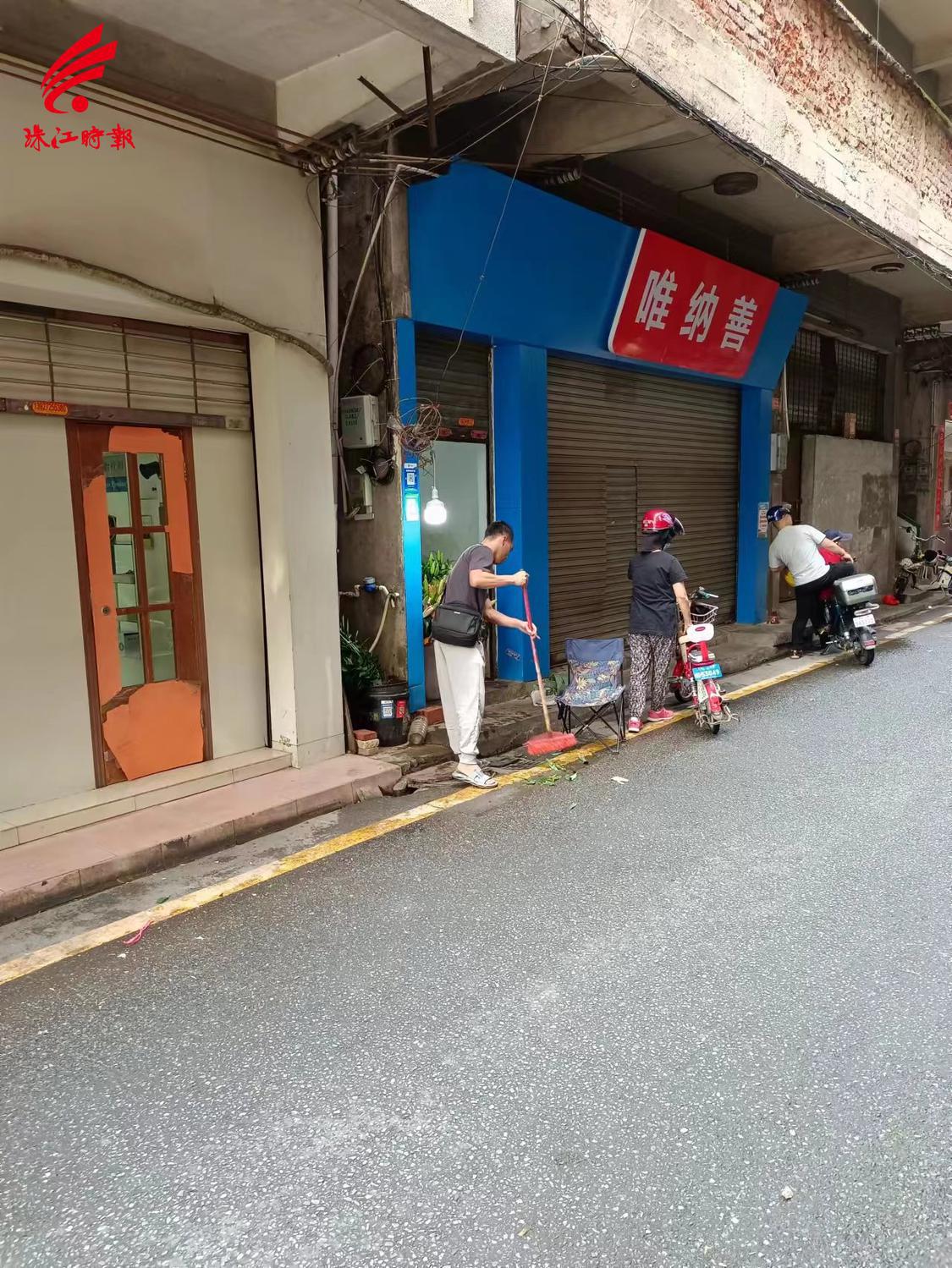 江滨社区居民也主动配合捡起门前垃圾.jpg
