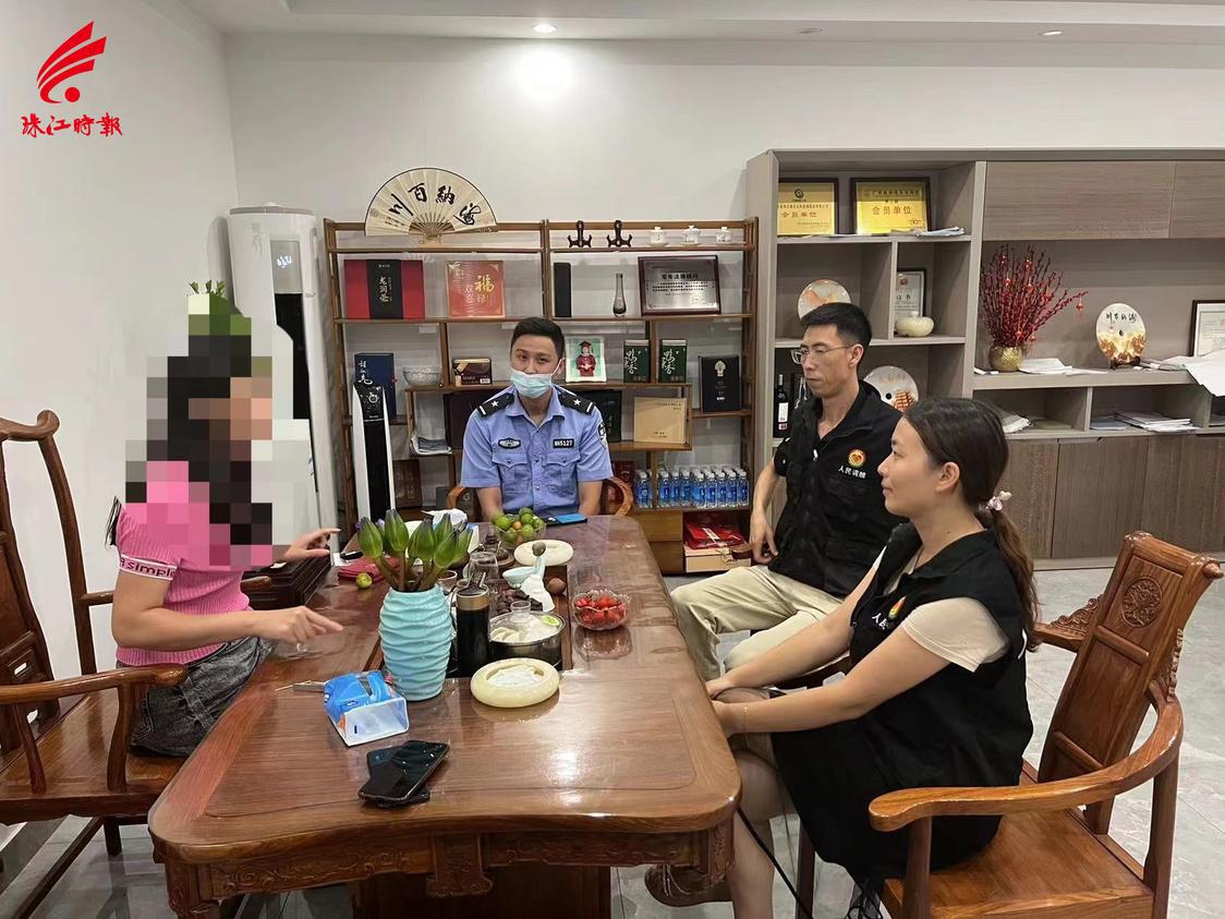 调解员联同辅警深入到企业开展走访排查和普法宣传工作。.jpg