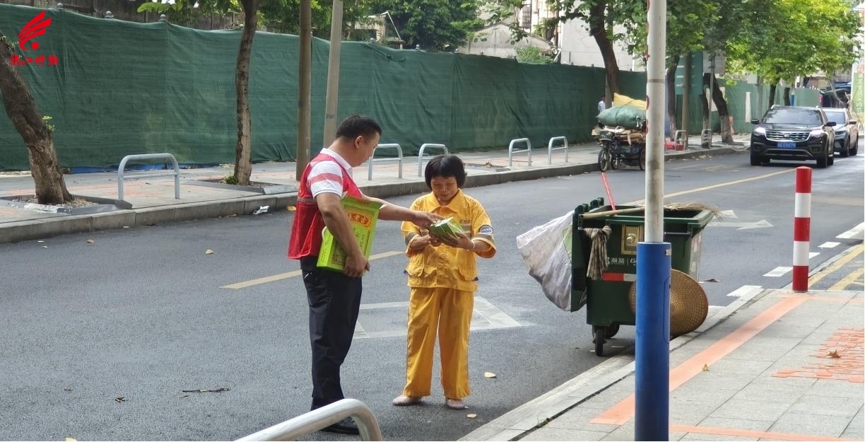 街长为环卫工人送上清凉饮料。.jpg
